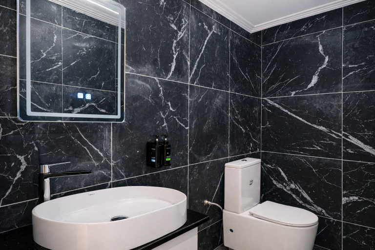 Bathroom 5, EMPIRE LUXURY HOTEL, Mfoundi
