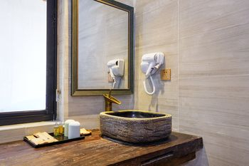 Bathroom 5, She Say Inn (West Lake), Hangzhou