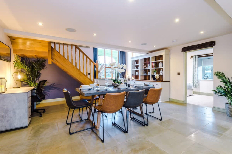 Room 4, Luxurious Private Home w Hot Tub Log Burner, Cumbria