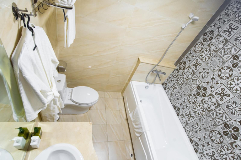 Bathroom 3, Queenie Hotel, Hải An