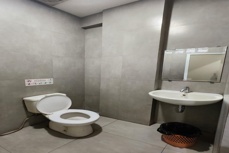Bathroom 2, OYO 95134 Guest House Bonto Sunggu, Makassar