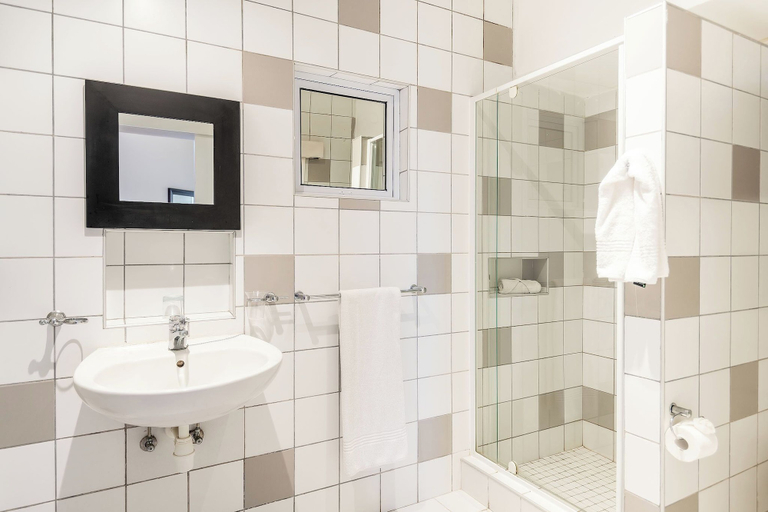 Bathroom 4, Burning Shore Hotel, Walvisbay Rural
