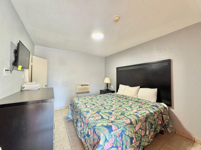 Bedroom 2, Welcome Motel, Bell