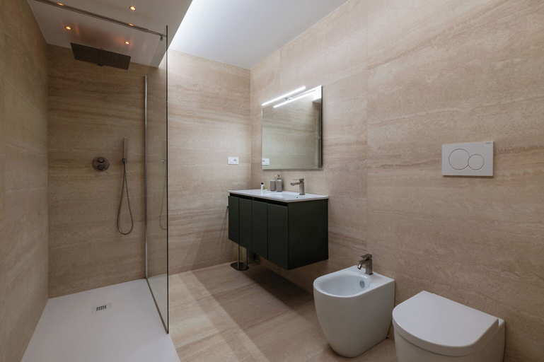 Bathroom 3, Large 6-Bed Stay near the Colosseum, Roma