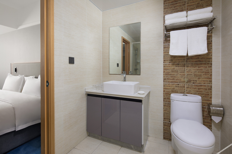 Bathroom 3, Ramada Encore Hotel (Qingdao Beer Street, Zhongshan Park ), Qingdao
