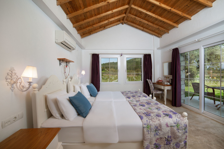 Bedroom 3, Vinifera Vineyards Hotel, Kuşadası