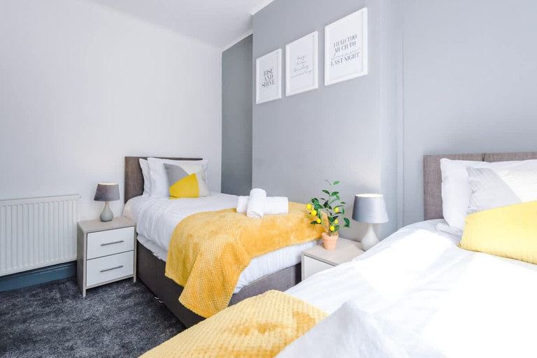 Room 3, Perfect for Business Large Groups Sleeps 8, Cheshire East