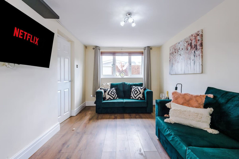 Room 2, Charming Cottage Ideal for Families Free Parking, Cheshire West and Chester