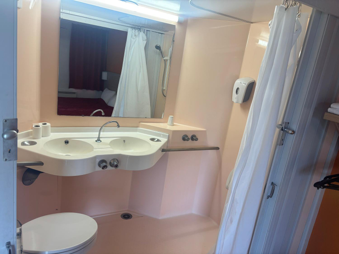 Bathroom 5, FASTHOTEL, Nord