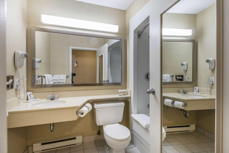 Bathroom 4, Comfort Inn, Division No. 6