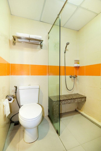Bathroom 4, Tara Grand Hotel, Thanyaburi