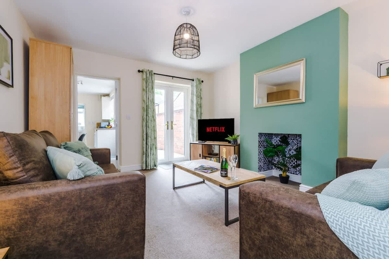 Room 5, Modern Apartment Perfect for Business Sleeps 4, Cheshire East