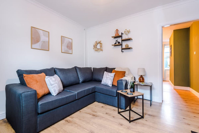 Room 3, NEW Stylish Home City Centre Location Sleeps 6, Cheshire West and Chester