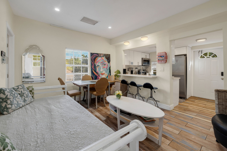 Room 5, Central Art Hub with Free Parking, Miami-Dade