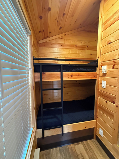 Room 5, Unhitched Lake Hartwell, Hart