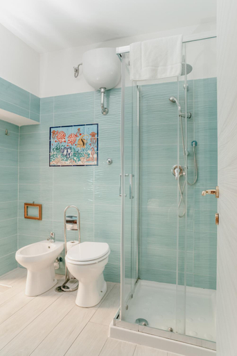 Bathroom 3, Famme Sta Cuiete 2, Napoli