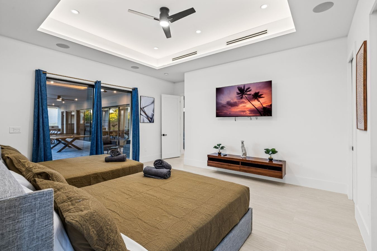 Room 2, Miami Ultra Villa w Pool by Glam Homes, Miami-Dade