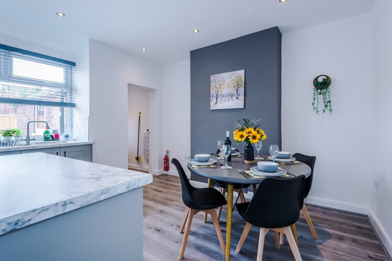 Room 2, Pristine Home With Parking Ideal for Contractors, Cheshire East