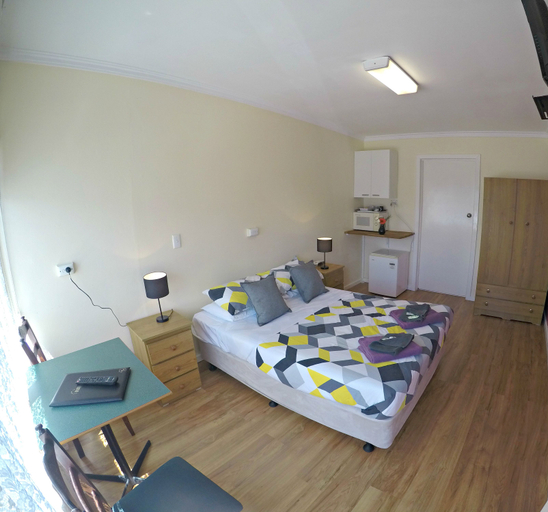 Bedroom 2, Turn-In Motel, Warrnambool