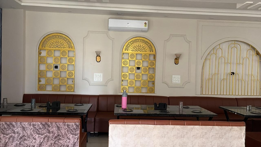 Breakfast area, Amber Hotel & Restaurant, Bhilwara