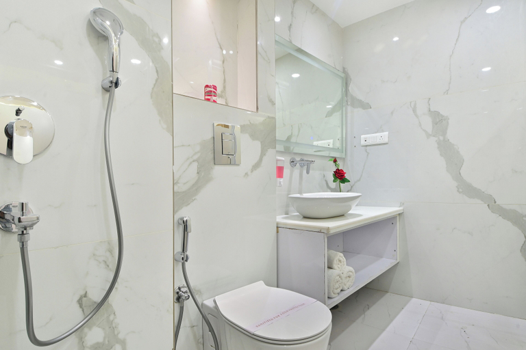 Bathroom 4, Hotel Gold Palace Paharganj, Delhi