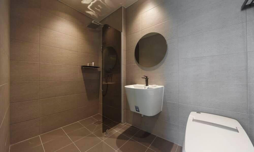 Bathroom 5, Eastern Hotel, Buk