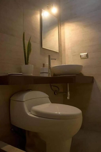Bathroom 2, Willy's House, Pisco