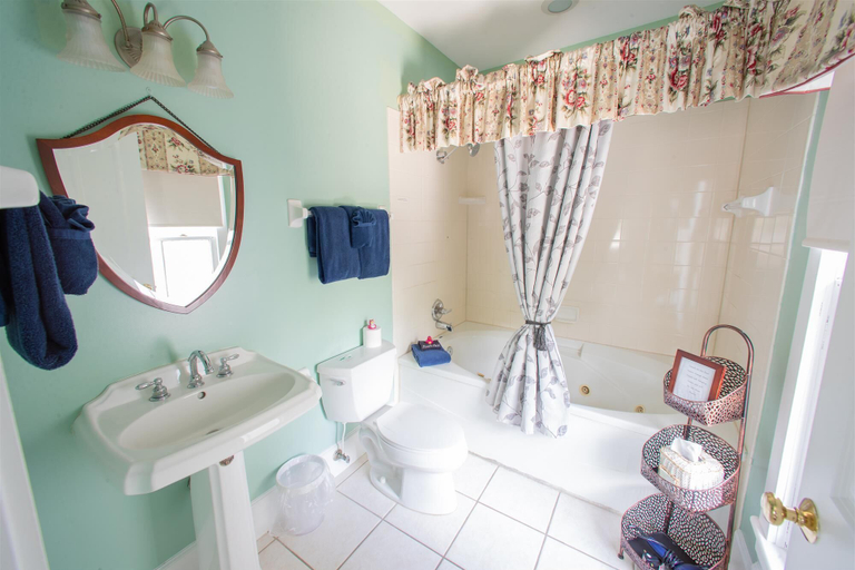 Bathroom 2, Carriage Way Centennial, Saint Johns