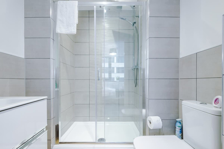 Room 5, NEW Stylish Apartment Amazing Location Sleeps 4, Trafford