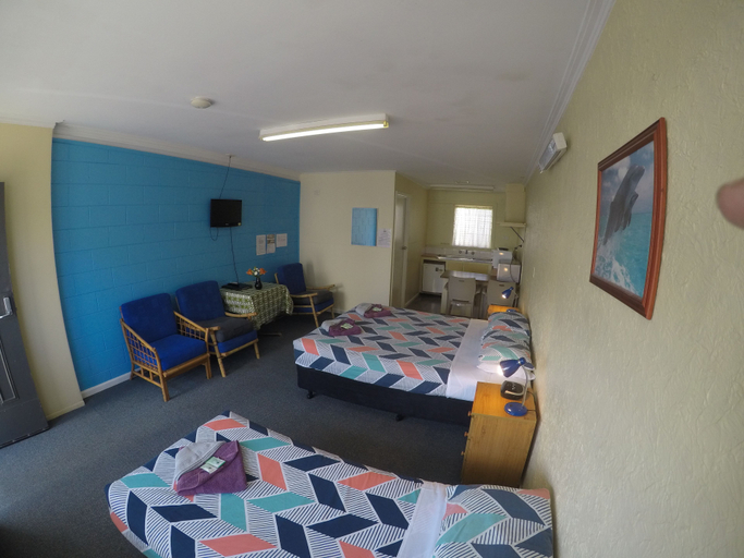 Bedroom 5, Turn-In Motel, Warrnambool