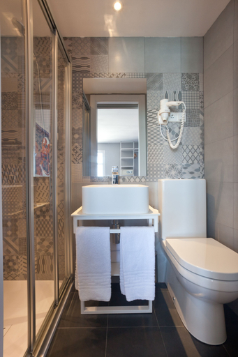 Bathroom 2, Ryans Budget, Baleares