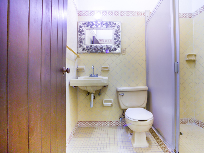 Bathroom 4, Hotel Adelita, José Azueta