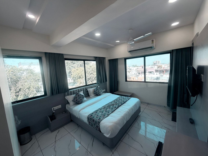 Room 2, THE 7 ELEVEN HOTEL, Ahmadabad