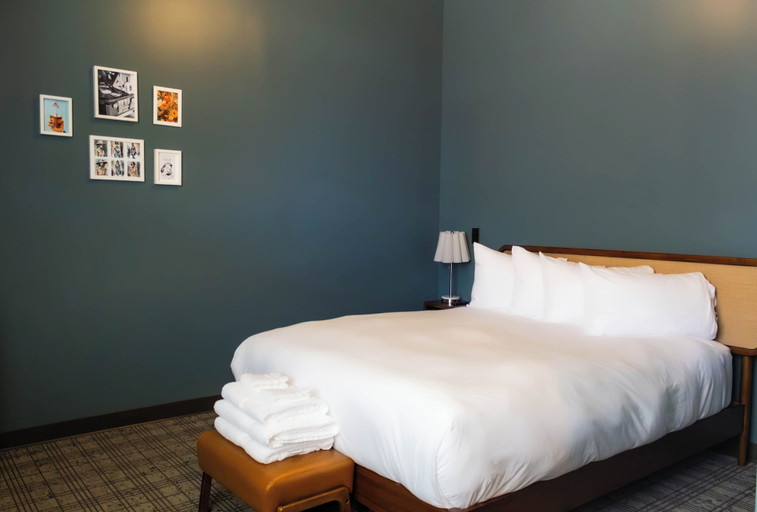 Bedroom 4, Hotel Alexander, Blue Earth