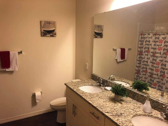 Bathroom 5, Comfortable 3BR Townhome Near Parks, Great Value, Osceola