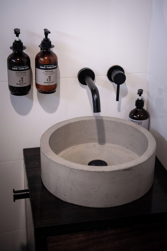 Bathroom 4, Callubri Station, Bogan
