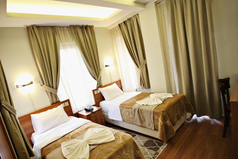 Bedroom 4, Taksim Palace Hotel, Beyoğlu