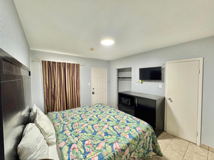 Bedroom 4, Welcome Motel, Bell