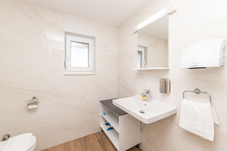 Room 4, Altiora Prestige Residence 203, Gradac