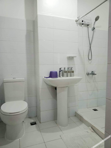 Bathroom 3, The Purple Tree Hostel, Manila City