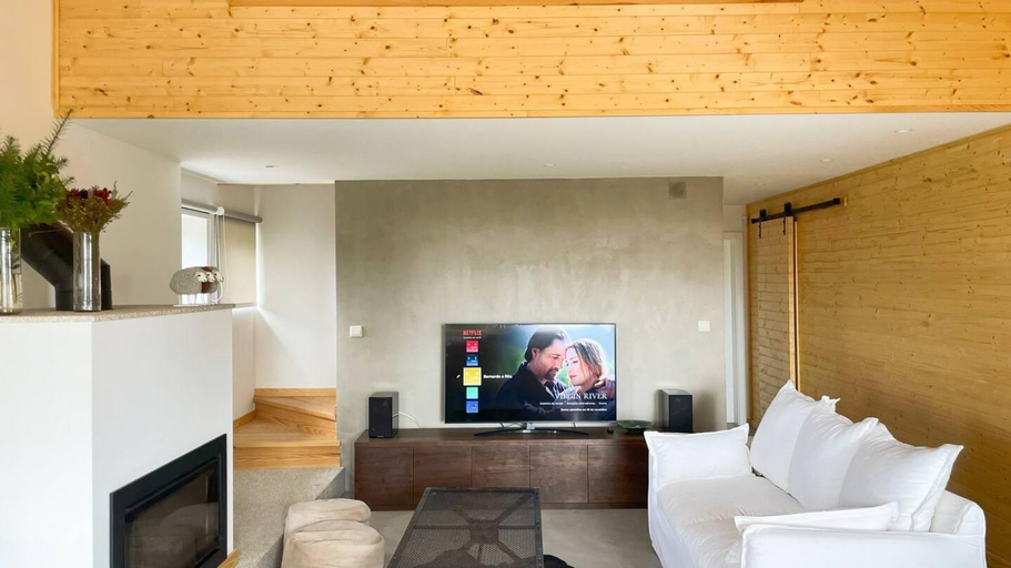 Others 5, Entire Chalet at 1506m Fireplace Sleeps 16, Covilhã
