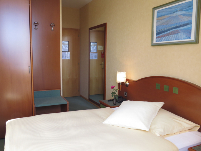 Others 5, Hotel du Port, Lausanne