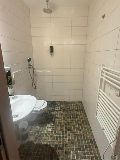 Shower 3, URBAN OAK Smart Stay, Köln