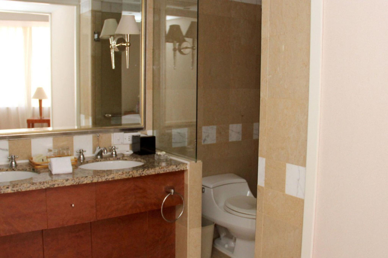 Bathroom 5, Kai Wah Plaza Hotel, Kunming
