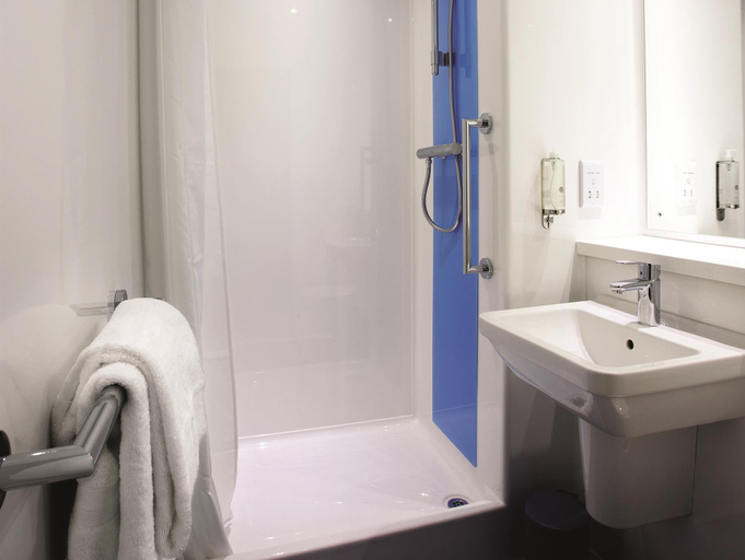Bathroom 3, Travelodge London Chessington Tolworth, London