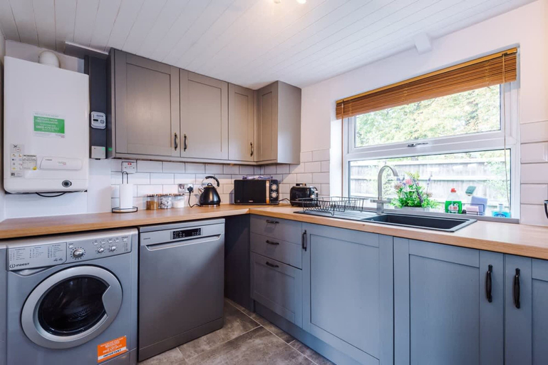Room 3, Charming Cottage Ideal for Families Free Parking, Cheshire West and Chester