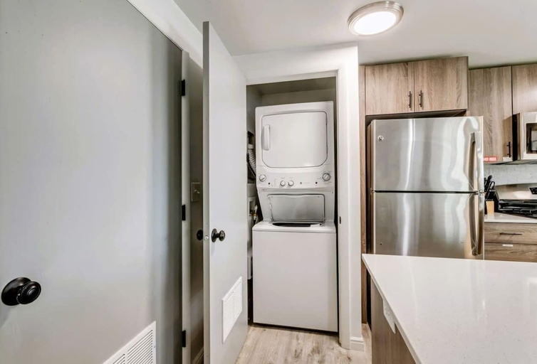 Others 3, Convenient 2BR Apt w/ Parking, Near Downtown SLC, Salt Lake