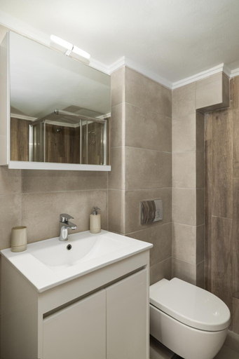 Bathroom 2, Urban Colors Apartments by BiNoBi!, Central Macedonia
