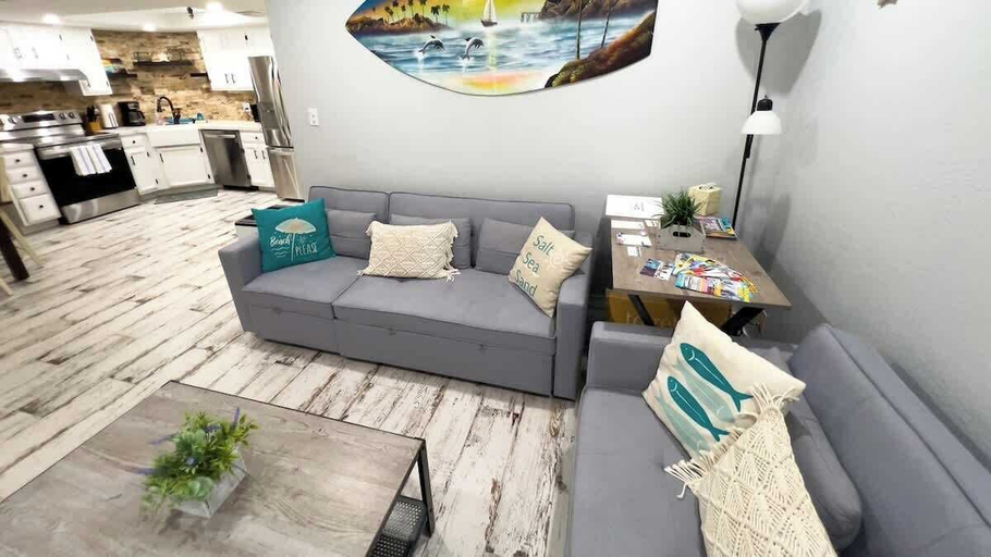 Living area 4, Sweeping 5th Floor Views - Direct Beach - Remodeled, Cameron