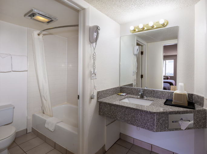 Bathroom, Cedar Valley Inn, Iron